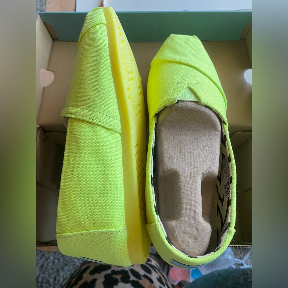 Neon Yellow Alpargatas Toms size 6.5